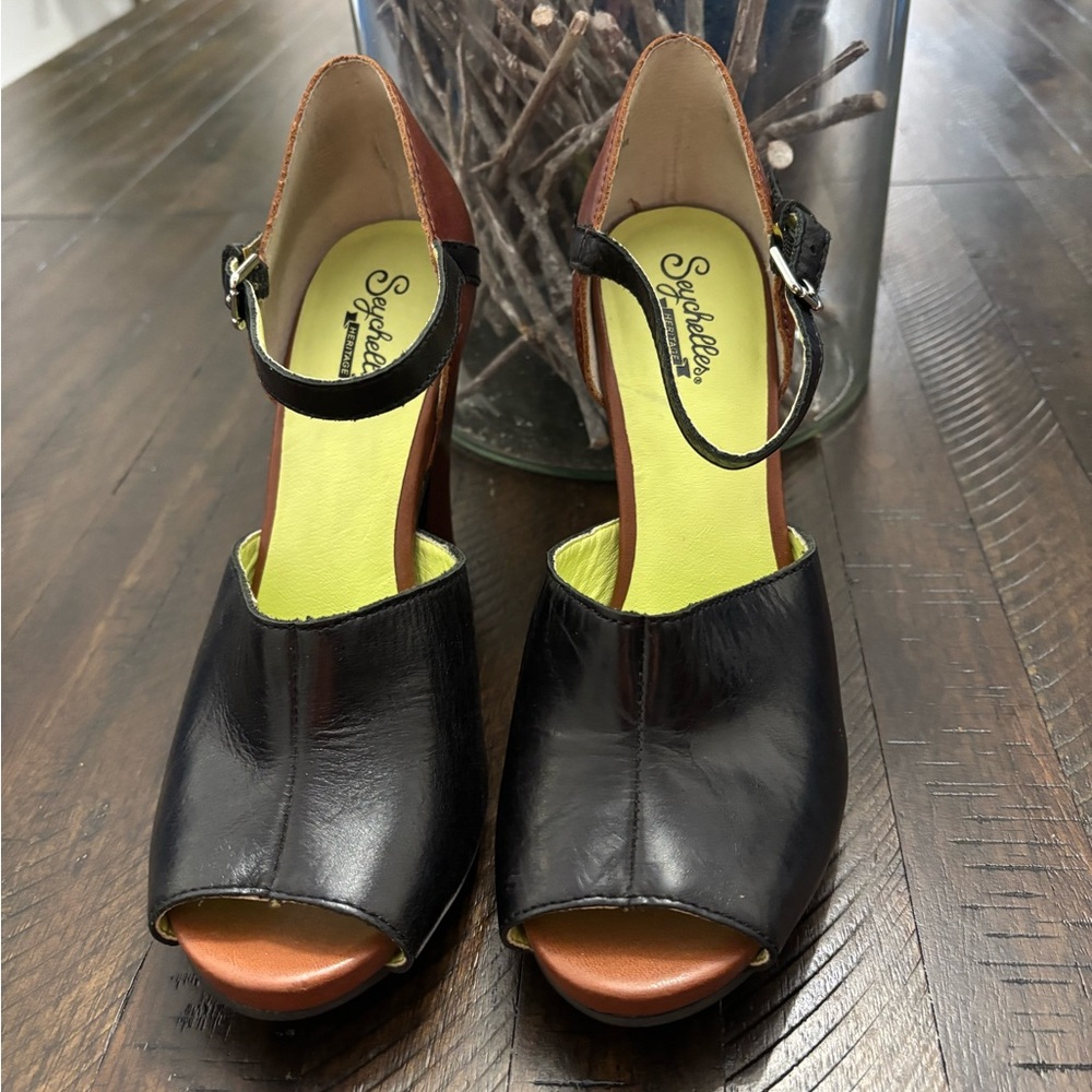 Seychelles Black and Tan Heels 7.5